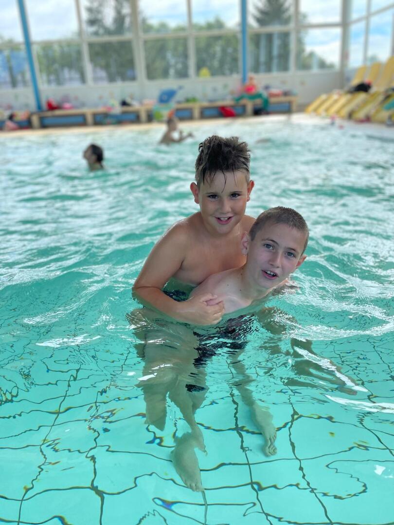 Zwei Jungs in einem Pool