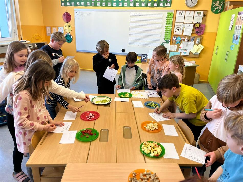 Eine Gruppe von Kindern, die an einem Tisch essen