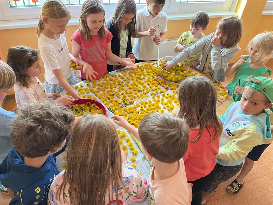 Eine Gruppe von Kindern, die mit einem gelben und roten Puzzle spielen