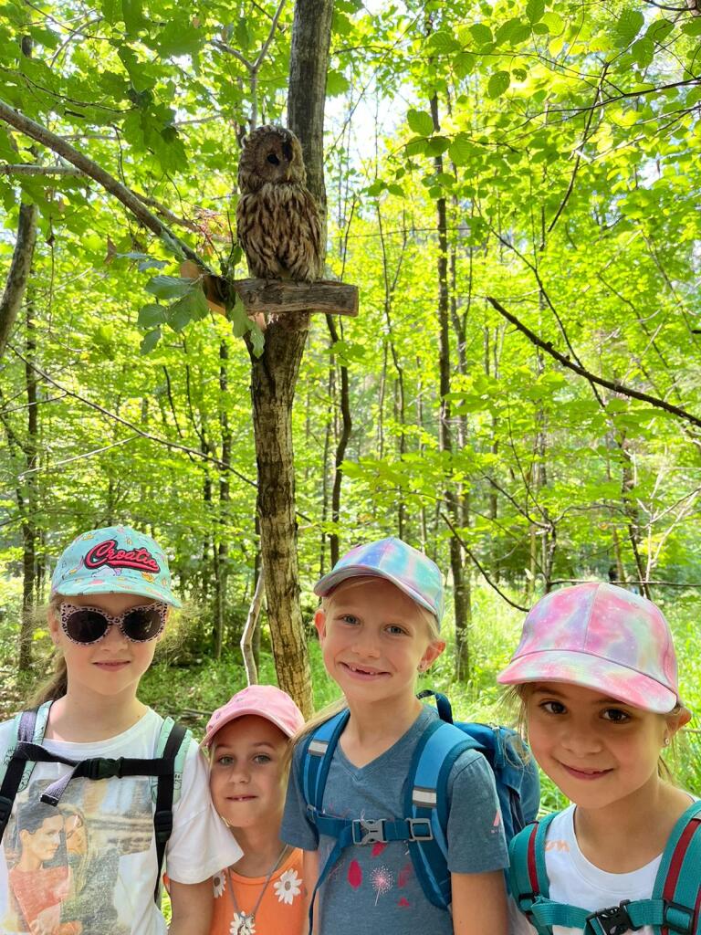 Eine Gruppe von Kindern, die vor einem Baum für ein Foto posieren